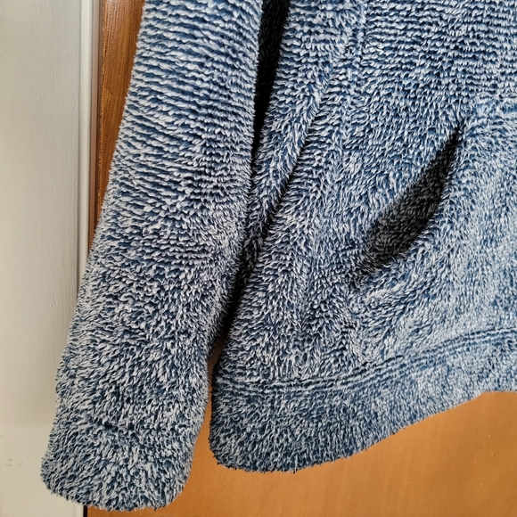 The North Face soft, fuzzy, cozy & comfortable hoodie sweatshirt - Picture 4 of 6